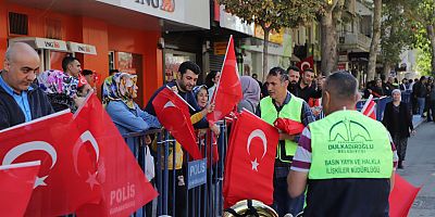 DULKADİROĞLU BELEDİYESİ 29 EKİM KUTLAMA ALANINI ADETA KIRMIZI BEYAZA BOYADI
