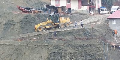 DULKADİROĞLU BELEDİYESİ BOZULAN YOLLARI ONARIYOR