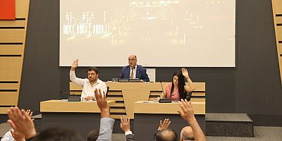 Belediye Başkanı Mehmet Akpınar’ın başkanlığında gerçekleştirildi. Toplantıya meclis üyeleri ve belediye yetkilileri katılım sağladı.