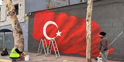 DULKADİROĞLU BELEDİYESİ’NDEN ANLAMLI ÇALIŞMA: DUVAR YAZILARI YERİNİ TÜRK BAYRAĞINA BIRAKTI