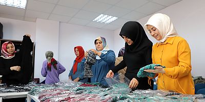DULKADİROĞLU GENÇLİK MERKEZİ KURSİYERLERDEN İHTİYAÇ SAHİPLERİNE BAYRAM HEDİYESİ
