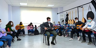 DULKADİROĞLU GENÇLİK MERKEZİ’NDE KURSLAR DEVAM EDİYOR