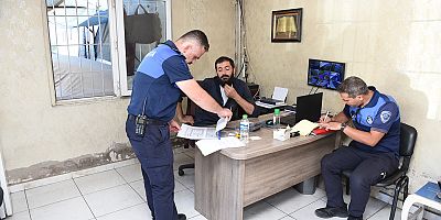 DULKADİROĞLU’NDA RUHSATSIZ KAÇAK FAALİYET GÖSTEREN SURİYELİLERİN İŞ YERLERİ MÜHÜRLENDİ