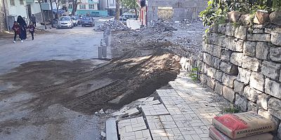 Dulkadiroğlu Belediyesi Fen İşleri Müdürlüğü ekipleri tarafından asrın felaketinin izlerini silme adına başlatılan moloz temizliği ve tadilat çalışmaları devam ediyor.
