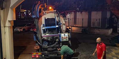 DULKADİROĞLU’NDA YAĞIŞLARA KARŞI MAZGAL TEMİZLİĞİ SÜRÜYOR