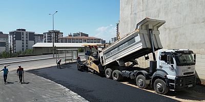 DULKADİROĞLU’NDA YOL YAPIM SEFERBERLİĞİMİZ SICAK ASFALT ÇALIŞMALARIYLA DEVAM EDİYOR