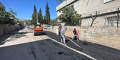 DULKADİROĞLU’NDA YOLLAR ASFALT ÇALIŞMALARI İLE ESKİ HALİNE GETİRİLİYOR