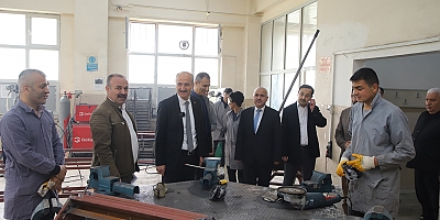 DULKADİROĞLU’NUN BANKLARINI MESLEK LİSESİLER İMAL EDİYOR