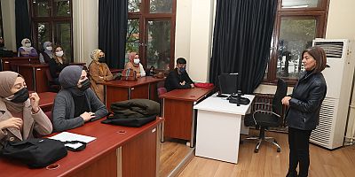 EĞİTİM GÖNÜLLÜSÜ SÜREYYA ERDOĞANYILMAZ DENEYİMLERİNİ KİÜ ÖĞRENCİLERİ İLE PAYLAŞTI