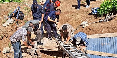 EKİNÖZÜ’NDE KADIN KUYUYA DÜŞTÜ SON ANDA KURTARILDI