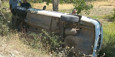 EKİNÖZÜ’NDE OTOMOBİL ŞARAMPOLE DEVRİLDİ: 1 YARALI