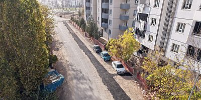 ELBİSTAN’DA ALTYAPININ ARDINDAN YOLLAR DA BİR BİR ONARILIYOR