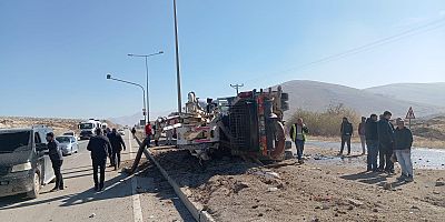 ELBİSTAN’DA BETON DÖKÜM MAKİNESİ İLE OTOMOBİL ÇARPIŞTI: 1 YARALI