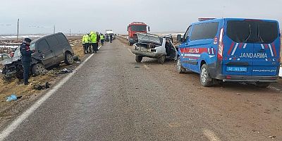 Kahramanmaraş’ın Elbistan ilçesinde hafif ticari araç ile otomobilin kafa kafaya çarpışması sonucu 1 kişi öldü