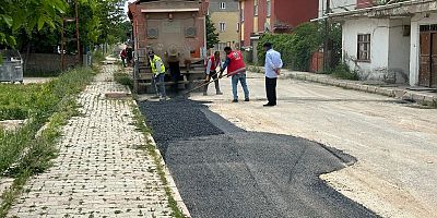 ELBİSTAN’DA HASAR GÖREN YOLLAR ONARILIYOR