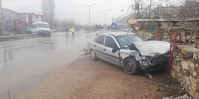 ELBİSTAN’DA OTOMOBİL İLE MİNİBÜS ÇARPIŞTI: 3 YARALI
