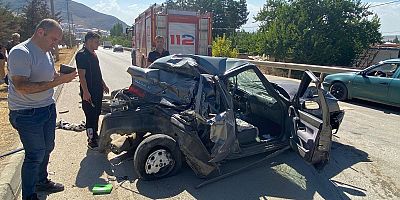 ELBİSTAN‘DA TIRIN ÇARPTIĞI OTOMOBİL HURDAYA DÖNDÜ: 2 YARALI
