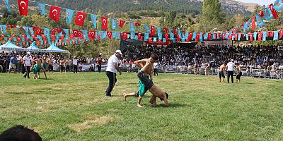 ER MEYDANINDA PEHLİVANLAR GEÇİDİ! 20 YIL SONRA KERTMEN’DE GÜREŞ COŞKUSU