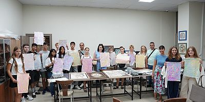 ERASMUS ÖĞRENCİLERİ KAMEK’TE GELENEKSEL SANATLARLA TANIŞTI