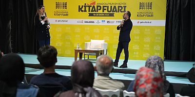 FULYA ÖZTÜRK VE TÜRKER AKINCI KİTAP FUARINDA SEVENLERİYLE BULUŞTU