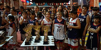 GELECEĞİN BASKETBOL YILDIZLARI KUPALARINA KAVUŞTU