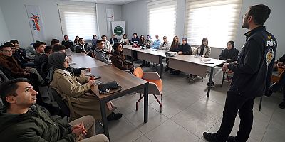 GENÇLERİN DİJİTAL GÜVENLİĞİ İÇİN FARKINDALIK SEMİNERİ: PUSULA MARAŞ’TAN ÖRNEK BULUŞMA