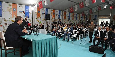 Uluslararası 8. Kitap ve Kültür Fuarı’nda gençlerle bir araya gelen AK Parti Genel Başkan Yardımcısı Mustafa Şen
