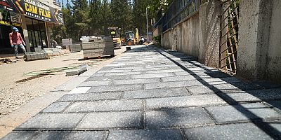 GİRNE CADDESİ’NDE DÖNÜŞÜM SÜRÜYOR ASFALTIN ARDINDAN YÜRÜYÜŞ YOLLARI YAPILIYOR