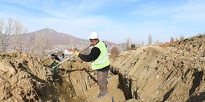 GÖKSUN - ÇARDAK MAHALLESİ İÇMESUYU ŞEBEKE HATTI YENİLEME ÇALIŞMALARI DEVAM EDİYOR