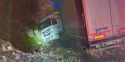GÖKSUN’DA YOLDAN ÇIKAN TIR KAYALIKLARA ÇARPTI