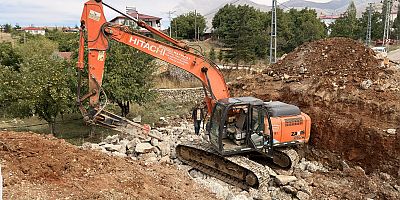 GÖKSUN KEKLİKOLUK’TA ULAŞIM GÜVENLİĞİ İÇİN YENİ KÖPRÜ MENFEZ İNŞA EDİLİYOR