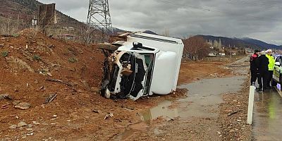 GÖKSUN’NDA KAMYONET DEVRİLDİ: 1 YARALI