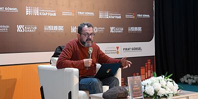 Kahramanmaraş Büyükşehir Belediyesinin 10. Uluslararası Kitap Fuarı’nda düzenlenen söyleşide okurlarla bir araya gelen öykü ve roman yazarı Güray Sürgü