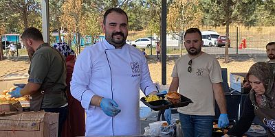 HACI MEHMET ŞAN DEPREMZEDELERE HAMBURGER İKRAMI