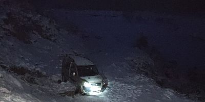 HAFİF TİCARİ ARAÇ ŞARAMPOLE DEVRİLDİ: 1 YARALI