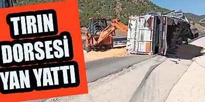 HUBUBAT YÜKLÜ TIRIN DORSESİ YAN YATTI