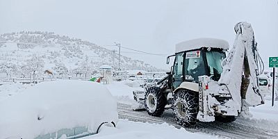 İLÇELERDE KAR TEMİZLİĞİ İÇİN KAHRAMANMARAŞ BÜYÜKŞEHİR SAHADA