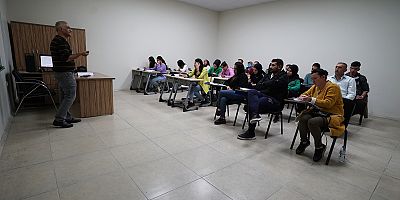 Büyükşehir Belediyesi bünyesinde faaliyet gösteren KAMEK’te en çok talep gören eğitimlerden birisi de İngilizce Kursu oldu. Ücretsiz olarak düzenlenen İngilizce eğitimlerinin kendilerine çok faydalı o