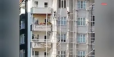 Kahramanmaraş’ta bir apartmanın dış cephesi için kurulan iskelede çalışan işçilerin