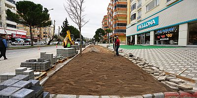 İSMET KARAOKUR BULVARI’NDA YÜRÜYÜŞ YOLLARI YENİLENİYOR