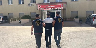 -JANDARMA DEDEKTİFLERİ GAZİANTEP'TE FİRARİ HÜKÜMLÜYÜ YAKALADI