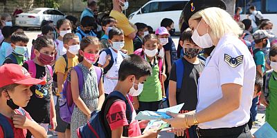 JANDARMA EKİPLERİ ÖĞRENCİLERİ SEVİNDİRDİ