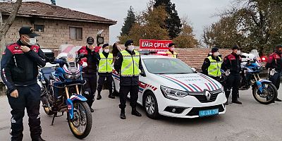 JANDARMA TRAFİK EKİPLERİ ‘ÖĞRETMENLER GÜNÜ’NÜ KUTLADI