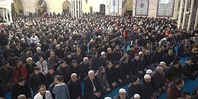KADİR GECESİ'NDE ABDULHAMİD HAN CAMİİ'NDE 20 BİN KİŞİ İBADET ETTİ