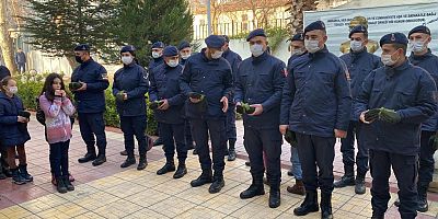 KAEHRAMANMARAŞ’LI ÖĞRENCİLERDEN JANDARMA PERSONELİNİ SEVİNDİREN HAREKET 