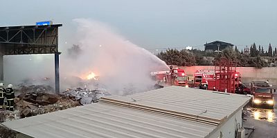 KAĞIT TOPLAMA MERKEZİNDE YANGIN  KONTROL ALTINA ALINDI