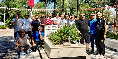 KAHRAMAN ŞEHİT ÖMER HALİSDEMİR'İN KABRİ ZİYARET EDİLDİ