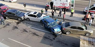 Kahramanmaraş’ta 6 aracın karıştığı trafik kazasında yaralanan olmazken araçlarda maddi hasar meydana geldi.