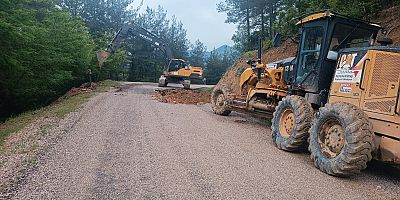KAHRAMANMARAŞ BÜYÜKŞEHİR, ANDIRIN KIRSALINDA 21 MAHALLENİN YOLUNU İYİLEŞTİRİYOR