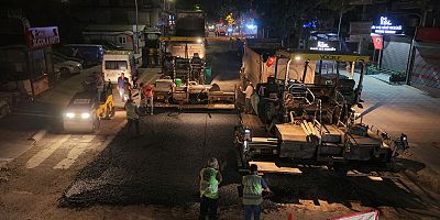 KAHRAMANMARAŞ BÜYÜKŞEHİR, ASFALT MESAİSİNİ GECE GÜNDÜZ KESİNTİSİZ SÜRDÜRÜYOR